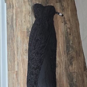 Chic Black Strapless Dress with Sleek Design